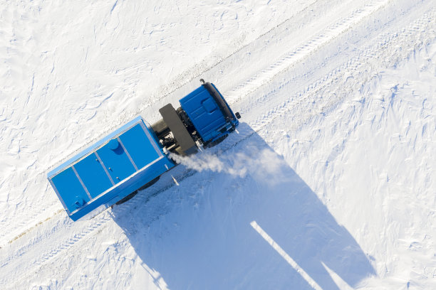 雪地行驶的卡车