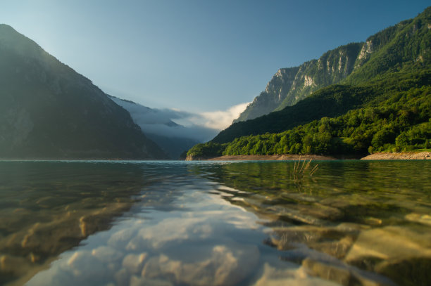 群山森林湖水天空风景