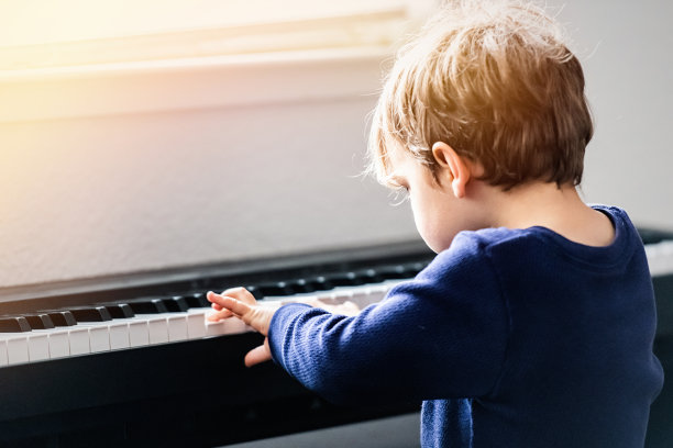 小孩弹钢琴