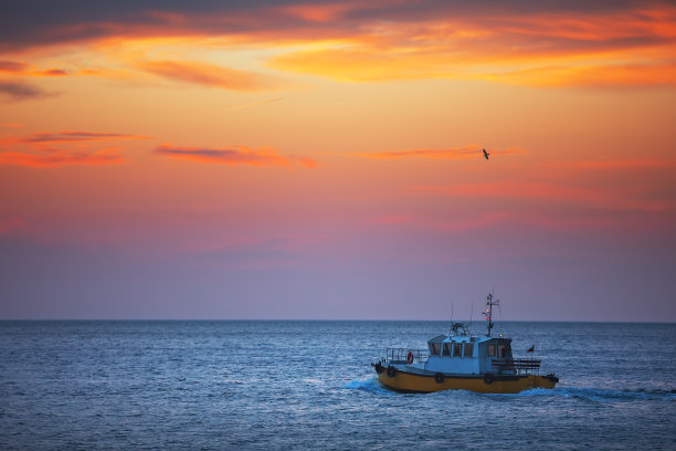 夕阳下的海上轮船