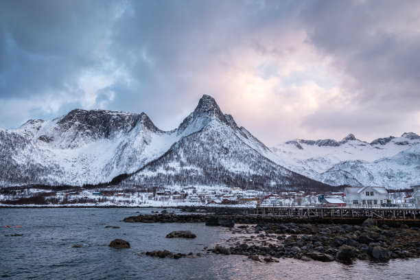 海滨小镇黄昏风景