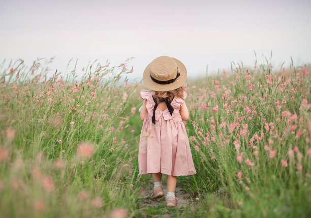 背影女孩与花