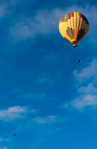 天空热气球空中旅行
