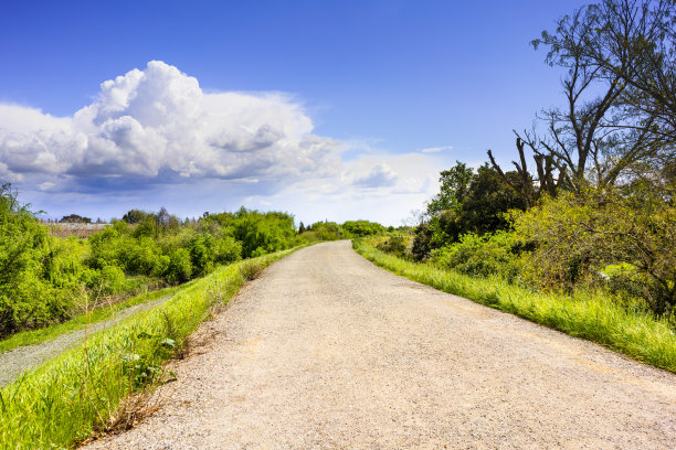 山涧土路