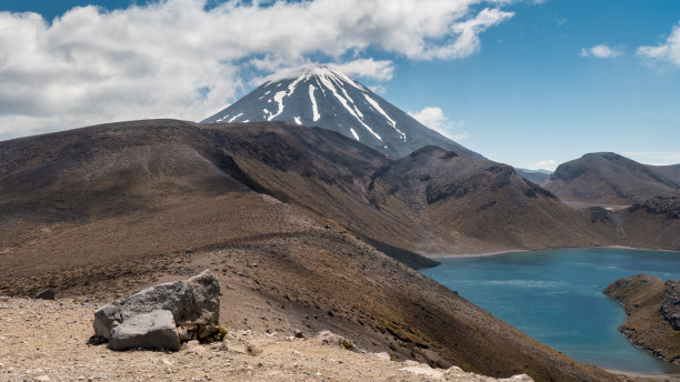 雪山倒影