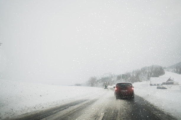 雪天路滑