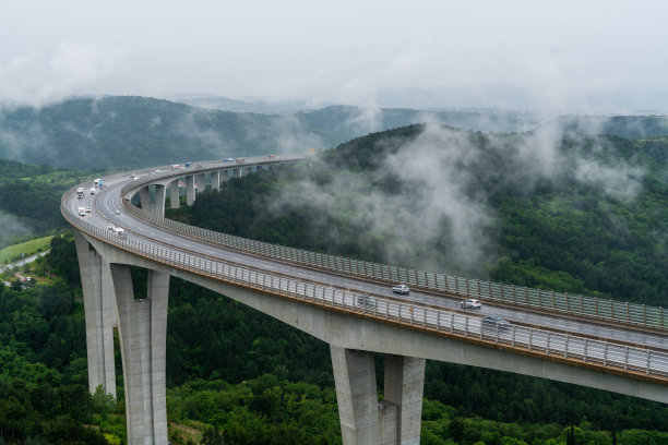 雨前天空公路