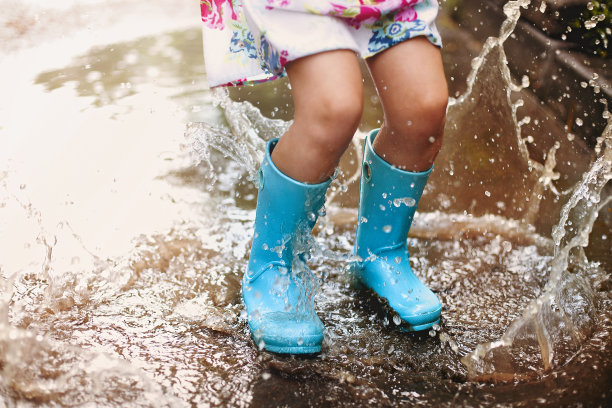 雨中打伞女孩