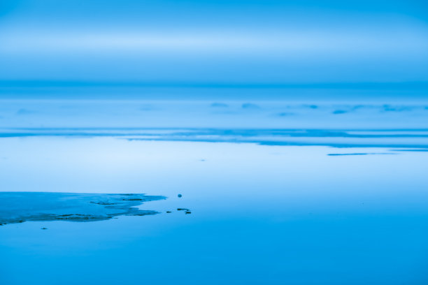 简洁蓝色海水背景