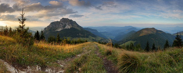 群山夕阳草地天空风景