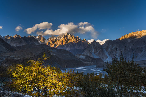 险峻山峰