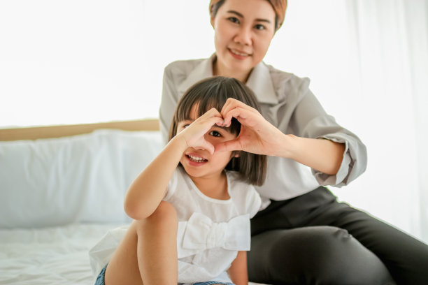 小孩抓住大人的手