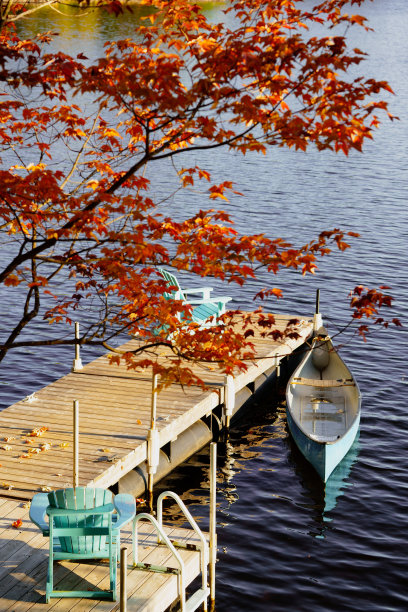 落叶与木船