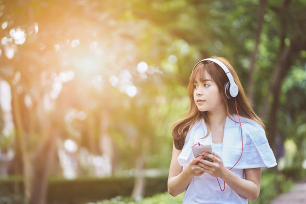 在公园里慢跑的年轻女子