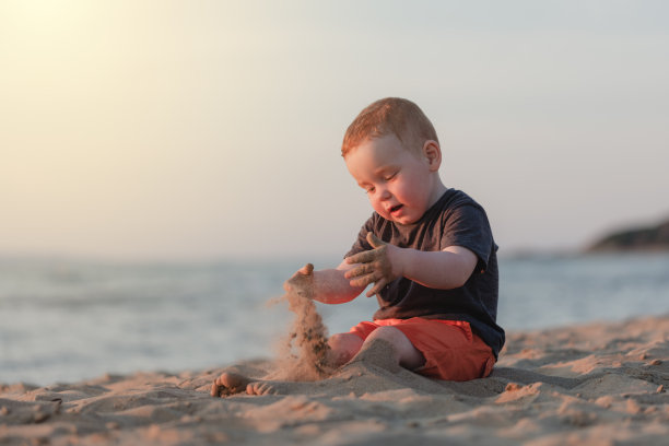 小男孩在沙滩上玩耍