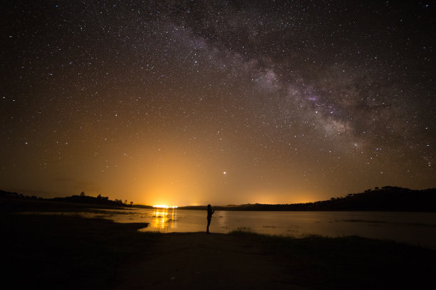 湖面星空