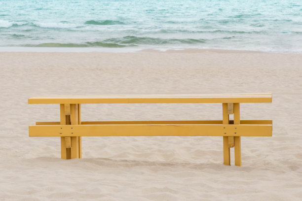沙滩上的木椅