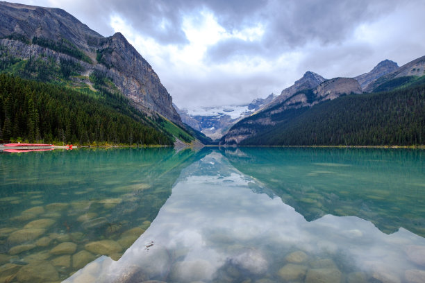 群山森林湖水天空风景