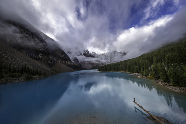 深山湖景水雾