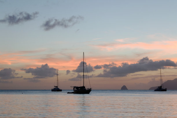 夕阳下的海上轮船