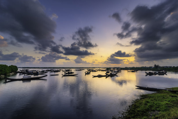 夕阳下海边捕鱼