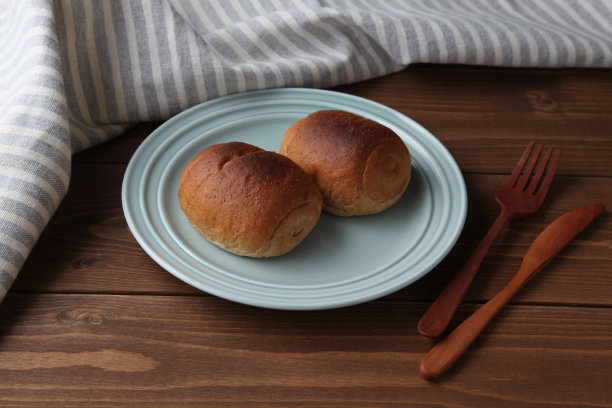 桌布上的早餐面包
