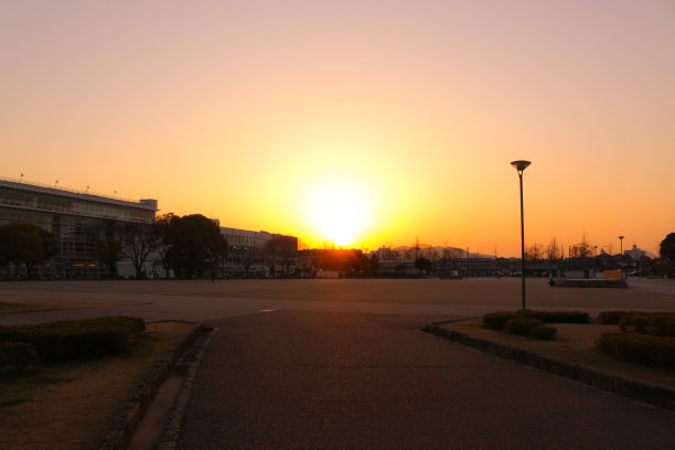 夜色下明亮的道路