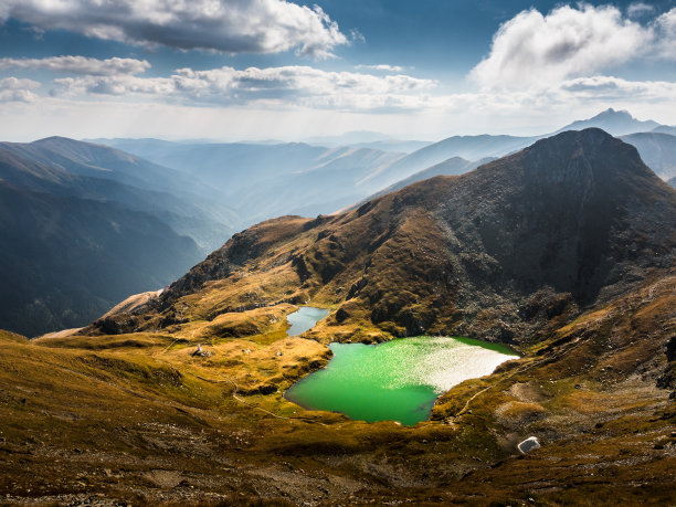 航拍山顶美景