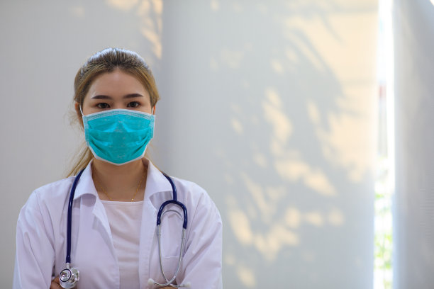 医院女外科医生戴口罩