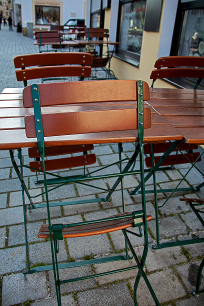 露天咖啡馆的桌椅