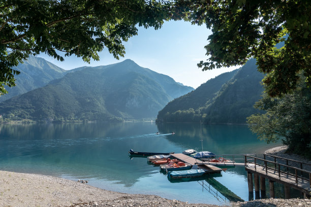 宁静湖面