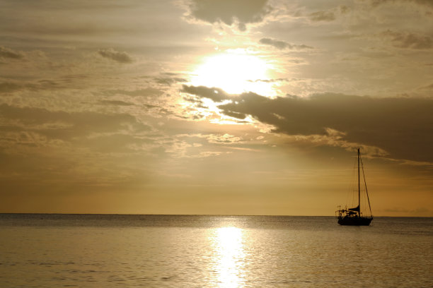 夕阳下的海上轮船