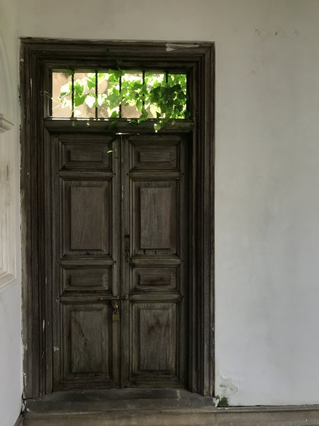 老旧门