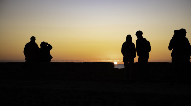 夕阳海边一家人