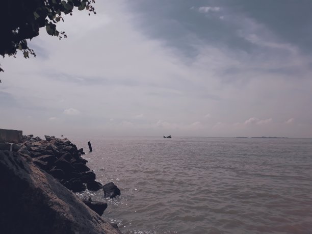 航拍海洋中的岛屿风景