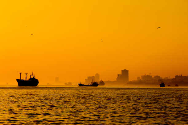 夕阳下的海上轮船