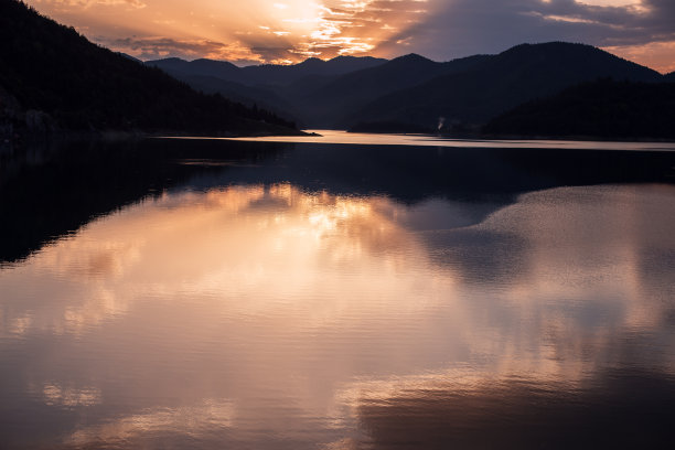 夕阳安静的湖面美景