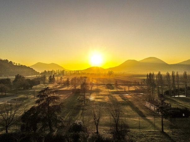 高尔夫球场夕阳