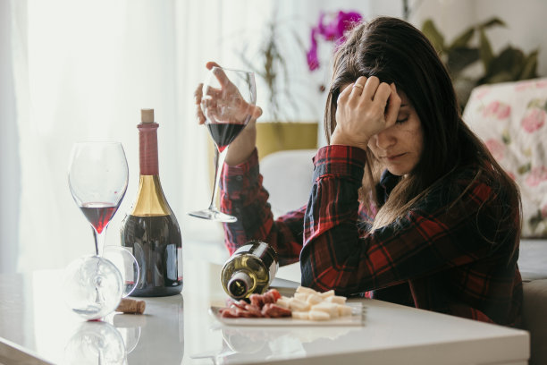 喝红酒的女人