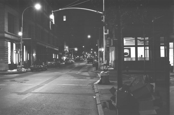 城市夜景路面，交汇路口的夜景