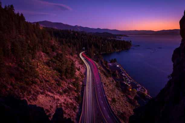 夜色下明亮的道路