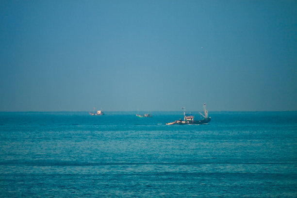 夕阳下海边捕鱼