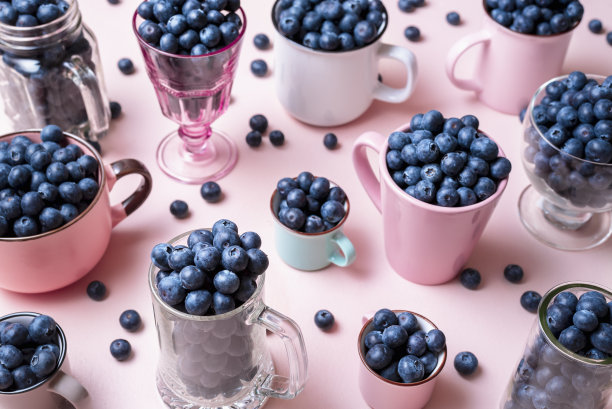 满杯蓝莓