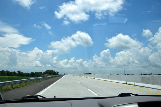 雨前天空公路