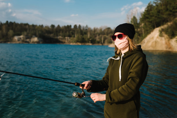 钓鱼的女孩