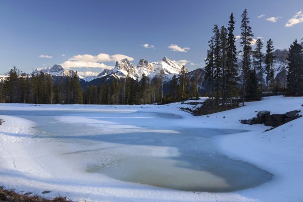 雪山湖泊图片