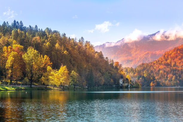 欧式地产山峰湖水湖泊