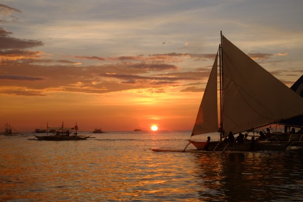 夕阳下的海上轮船