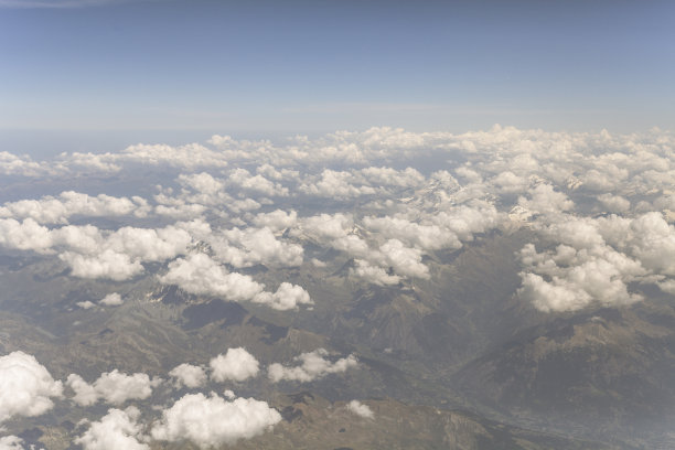 飞机上俯视崇山峻岭