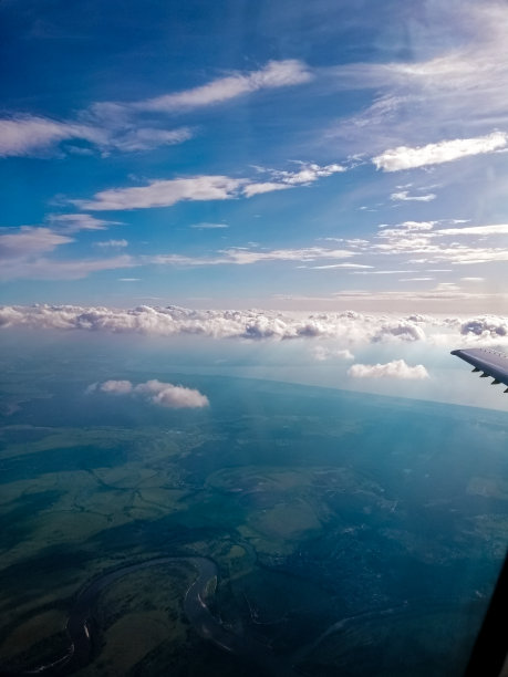 云层上的航班客机